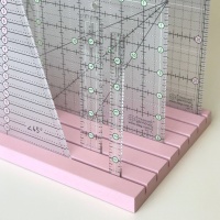 W01 Подставка для линеек толщиной 3мм (розовая) 